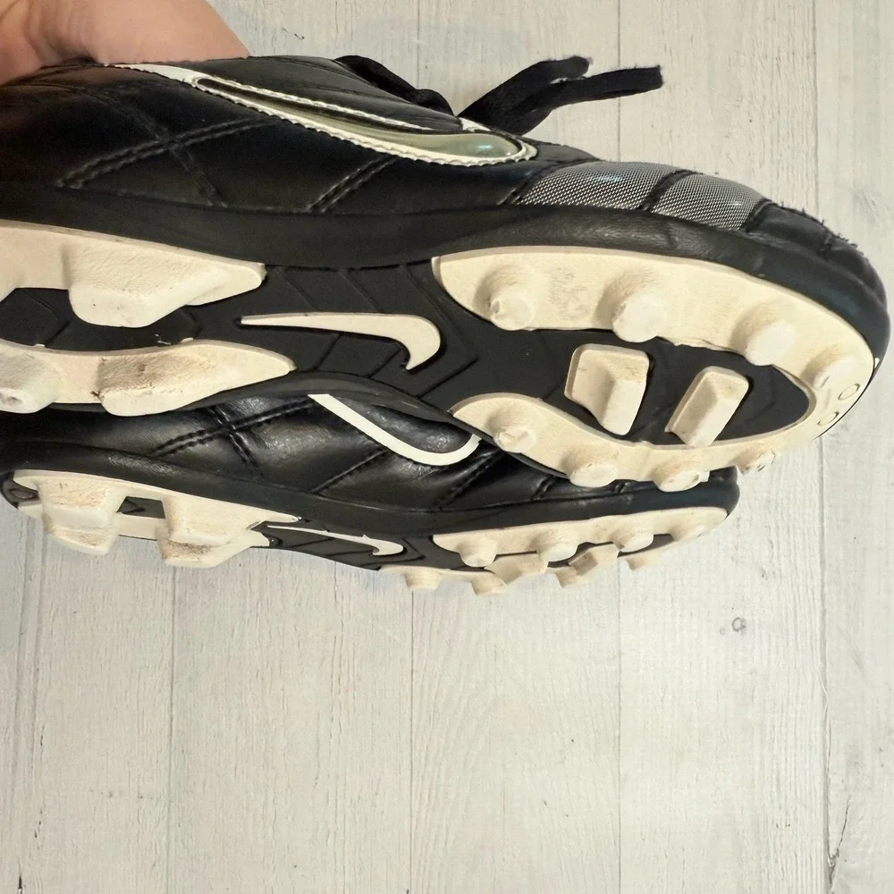 Nike 356917 011‎ JR Interchange FGR Soccer Cleats Colors Black White US Size 1.5